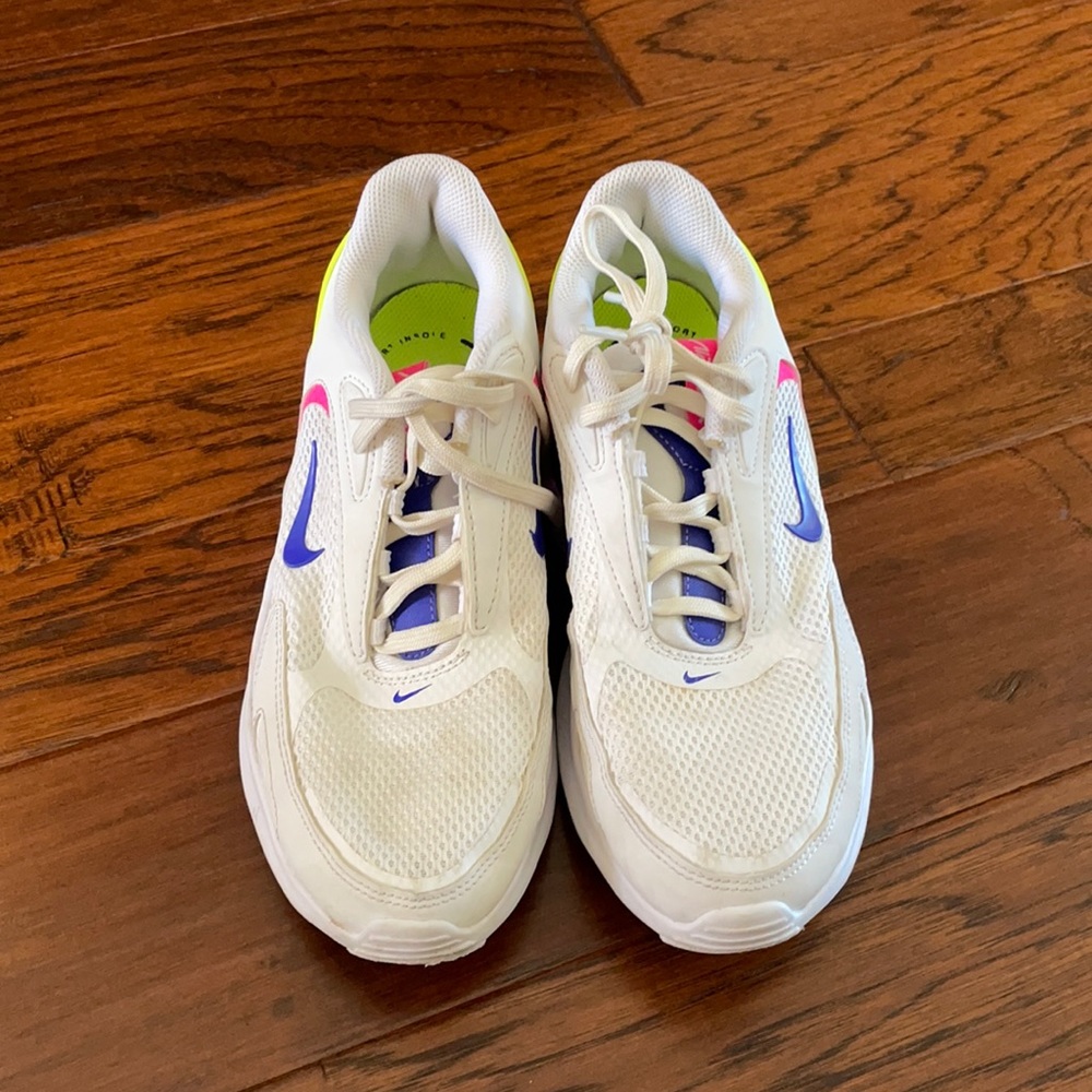 NIKE Air Max Bolt Amd White with neon accents size 8